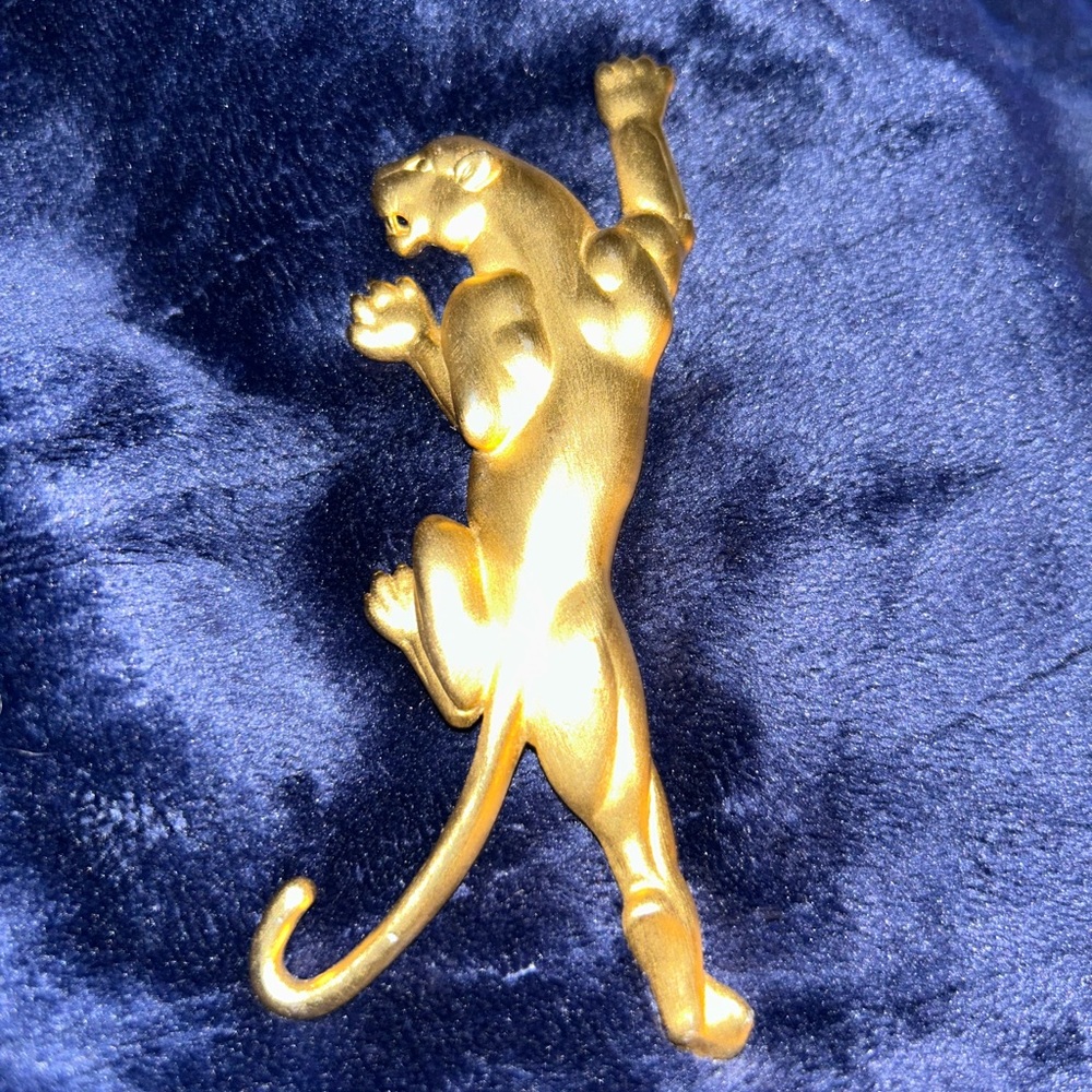 JJ Jonette Jaguar brooch gold tone, signed 1988

Big cat vibes